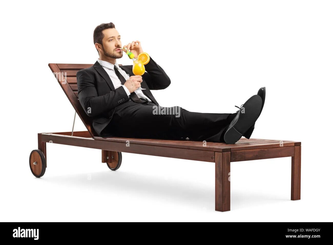 Бизнесмен на диване. Бизнесмен лежит на кровати. Мужчина в отеле. Бизнесмен в отеле. Мужчина лежит на белом фоне.