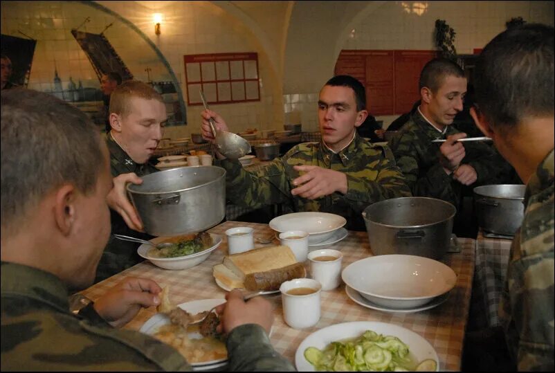 Четверо военных. Обед в армии. Солдаты в столовой. Обед в Российской армии. Питание в армии.
