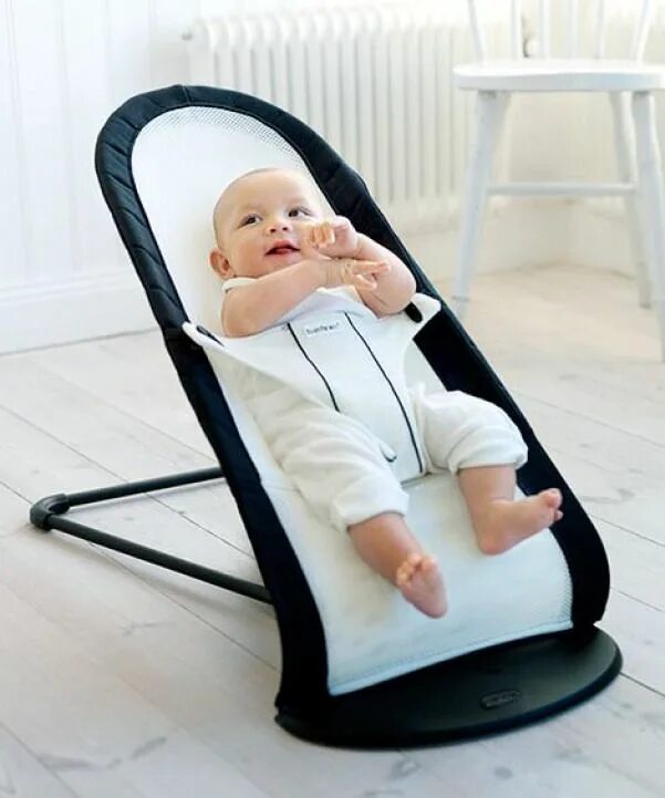 Шезлонг детский с какого возраста. Шезлонг беби бьерн. baby bouncer шезлонг. баунсер беби бьерн. кокон для новорожденных babybjorn.