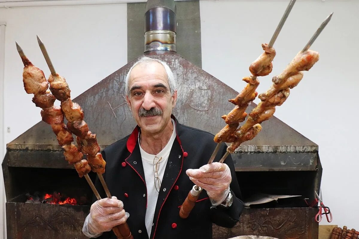 Который делает шашлыки