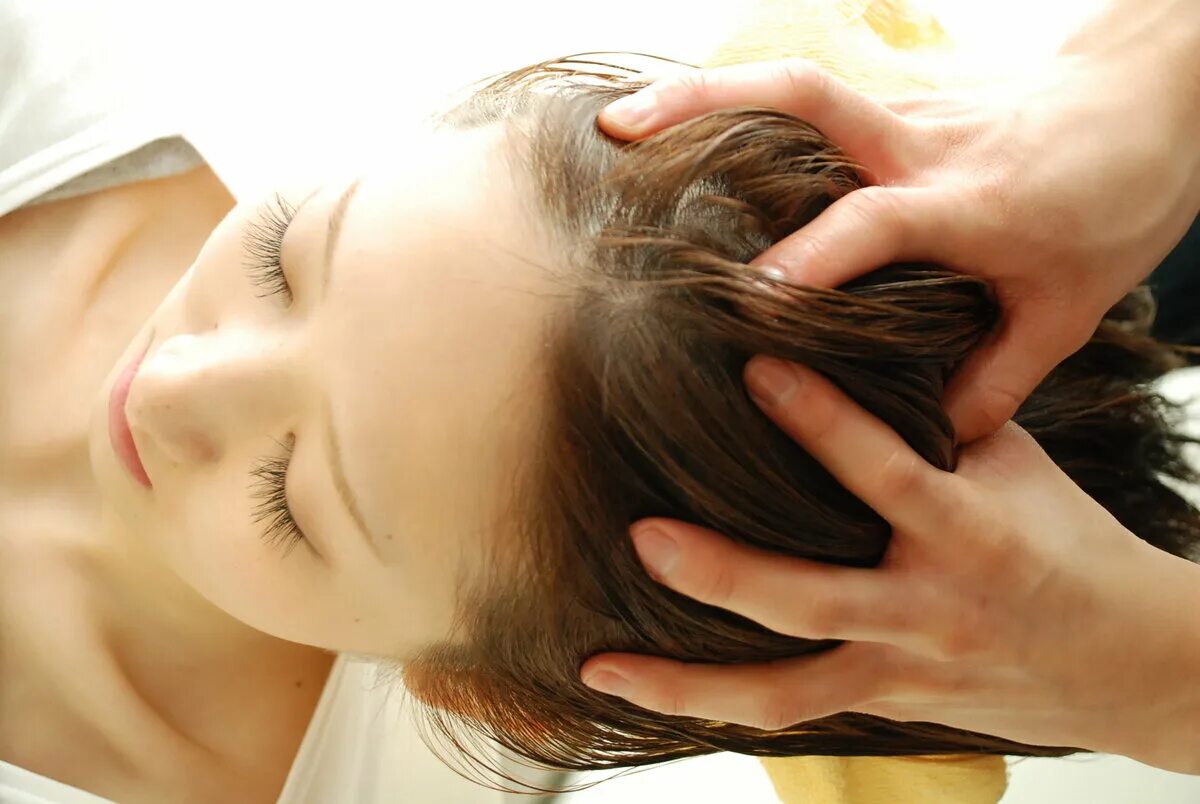 Hair massage. Массаж головы. Массаж волосистой части головы. Самомассаж волосистой части головы. Мпссажьволосистой части головы.