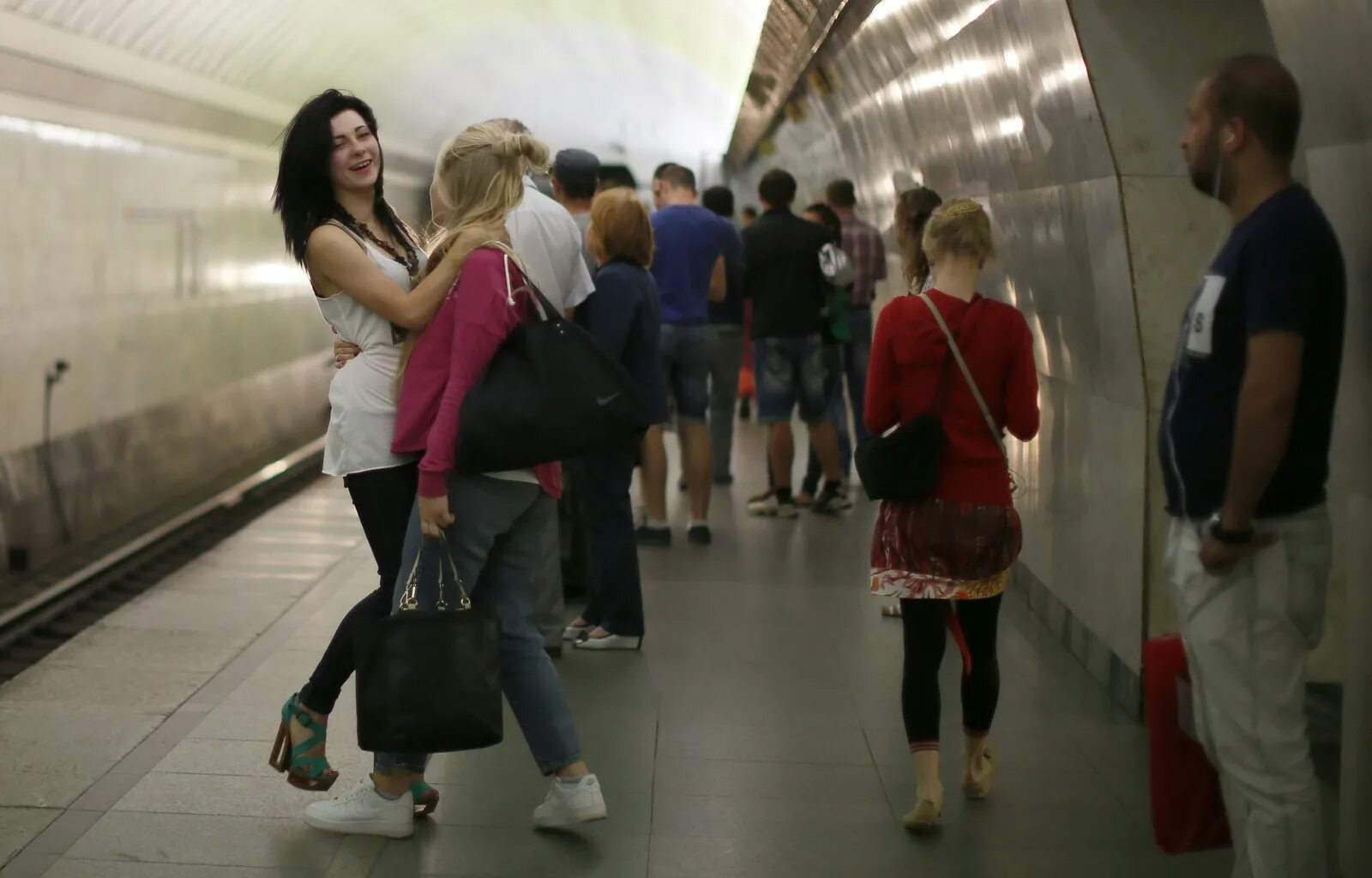 Прастатутка метро. Девушки в метро. Девочка в метро. Девушки в Московском метро. Красивые женщины в метро.