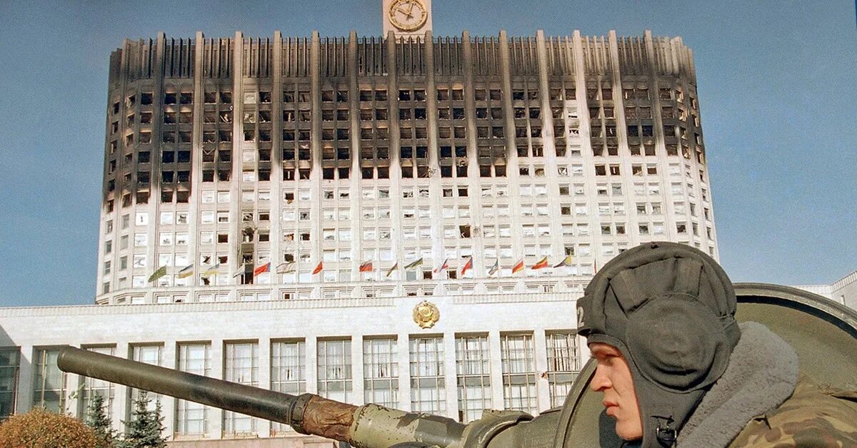 1993 обстрел белого. Белый дом 1991 обстрел. Белый дом штурм 1993. Белый дом 1993 год обстрел. Ельцин белый дом 1993.