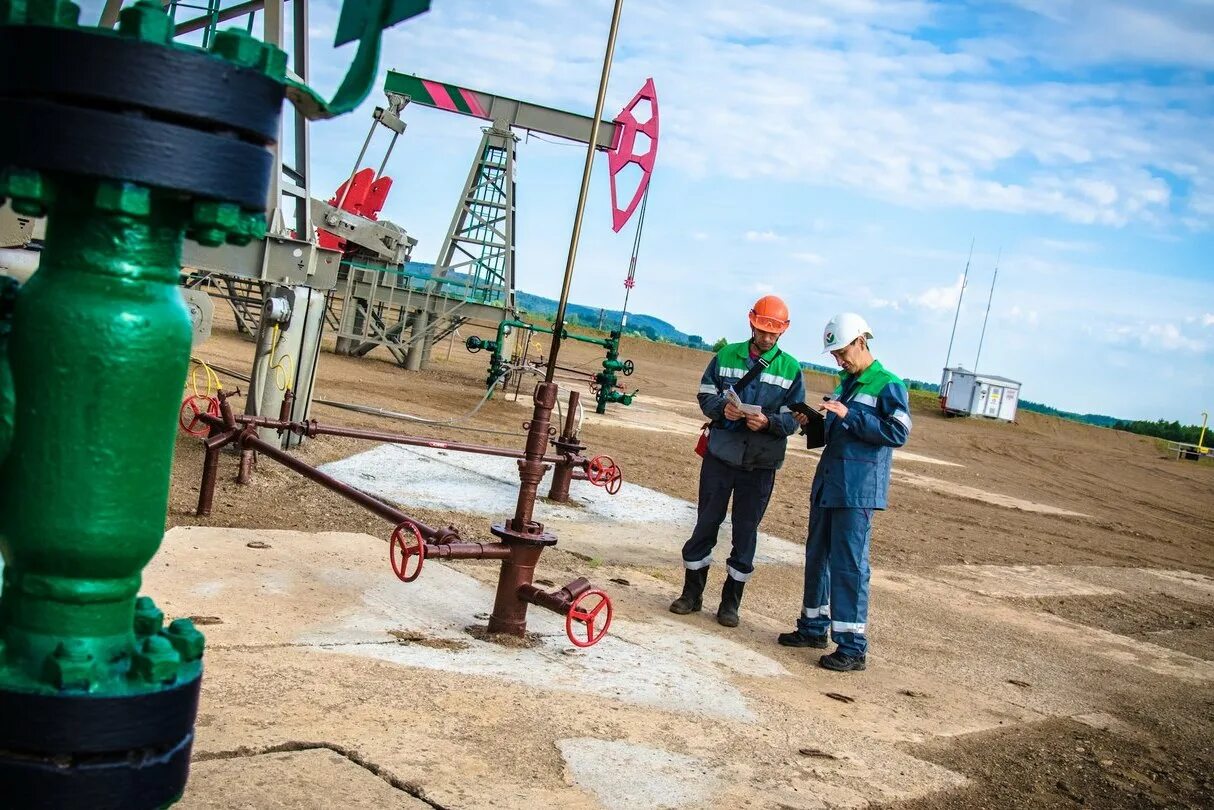 Помощник бурильщика крс евразия. Нефтяник газпром. Нефтяники роснефть. Усть-кут инк иркутская нефтяная. Крс и прс скважин.