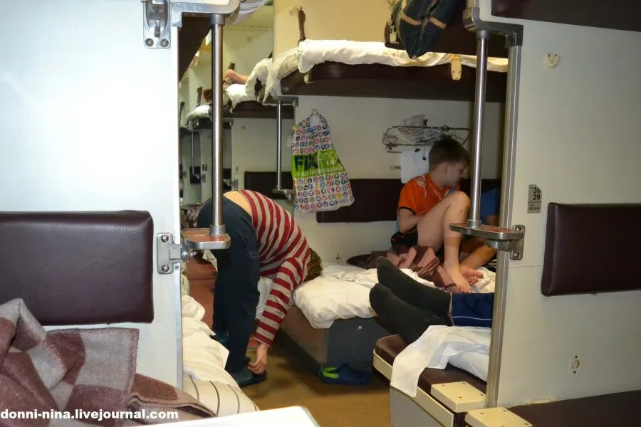 Как залазить в плацкарте на верхнюю полку. Плацкарт в японии. верхняя полка в поезде плацкарт. поезд в японии плацкарт. залезть на верхнюю полку в плацкарте.