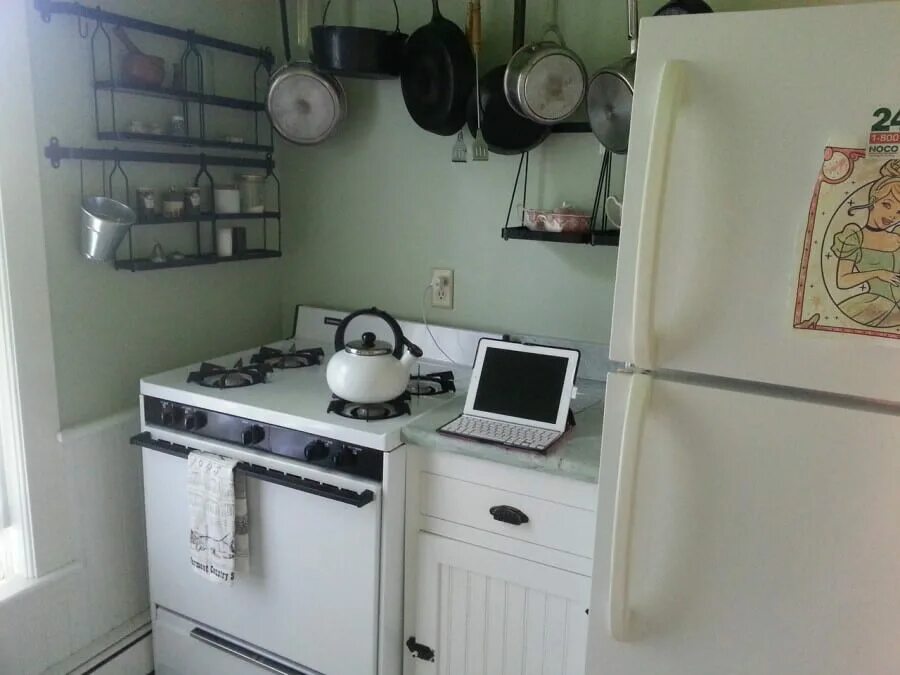 Отечественная бытовая техника. Микроволновка возле газового крана. IPAD на кухне. Горшок на холодильник в интерьере.