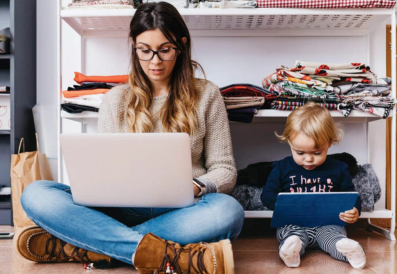 Многомама на удаленке. Девушка в декрете. Удаленная работа креативные картинки. Женщина работает с двумя детьми уставшая. Мамочка с ребенком у компьютера.