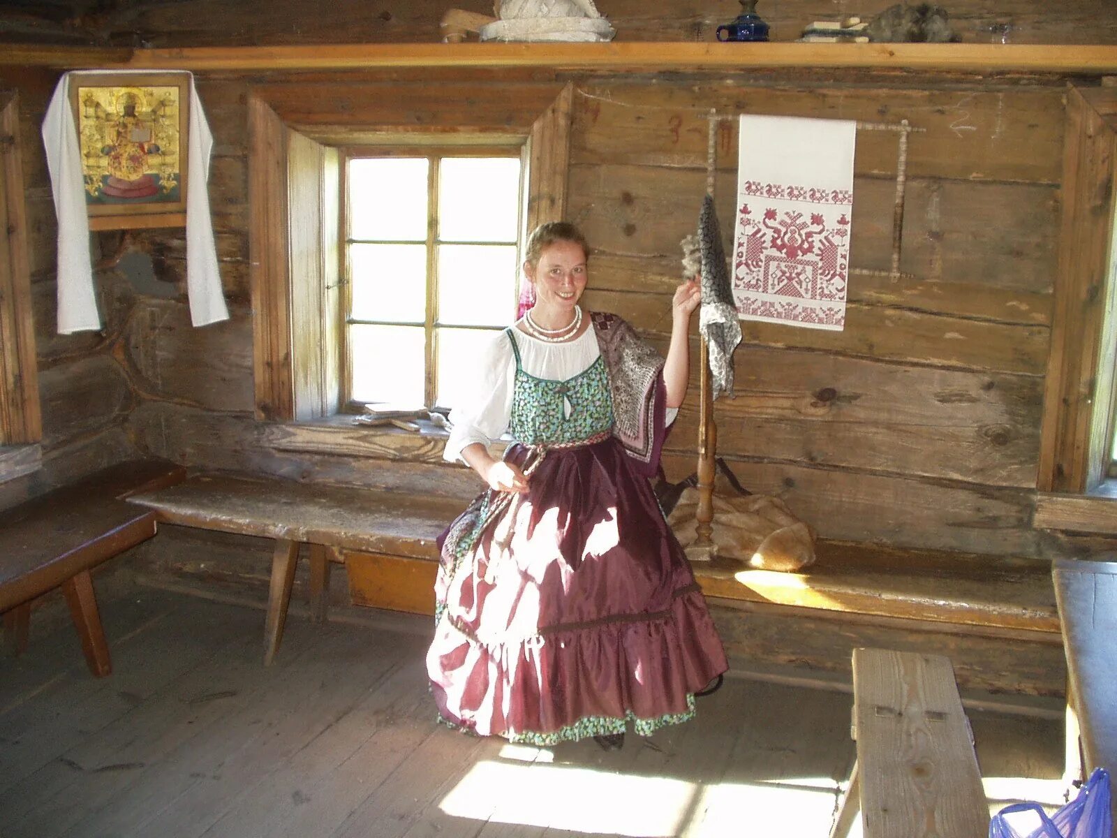 Красна изба. Горница чисто прибрана. Ковешникова. Музей семенково вологда баба яга. Русская изба внутреннее убранство.