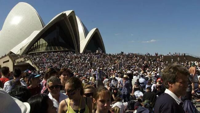 В австралии живет около. Австралия люди. Жители Сиднея. Население Австралии. Жители Канберры.