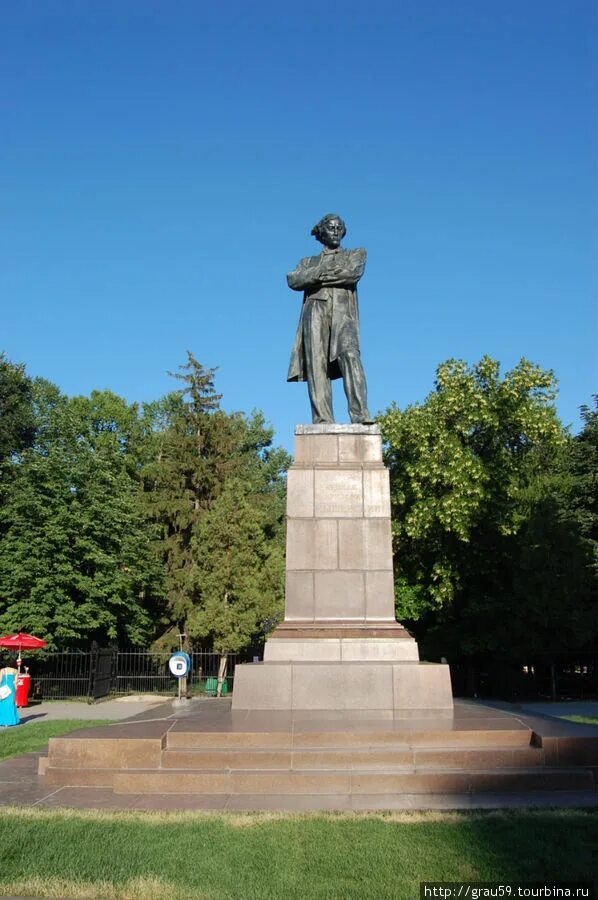 Памятник в чернышевском. Памятник Чернышевскому в Саратове. Чернышевский памятники в Саратове Чернышевскому. Памятник Чернышевскому (Саратов, площадь Чернышевского).