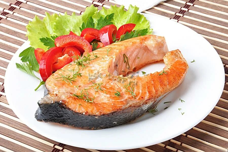 стейк из горбуши на сковороде. горбуша запеченная в духовке. рыба горбуша жареная. горбуша на сковороде сочная. вкусная жареная рыба горбуша.