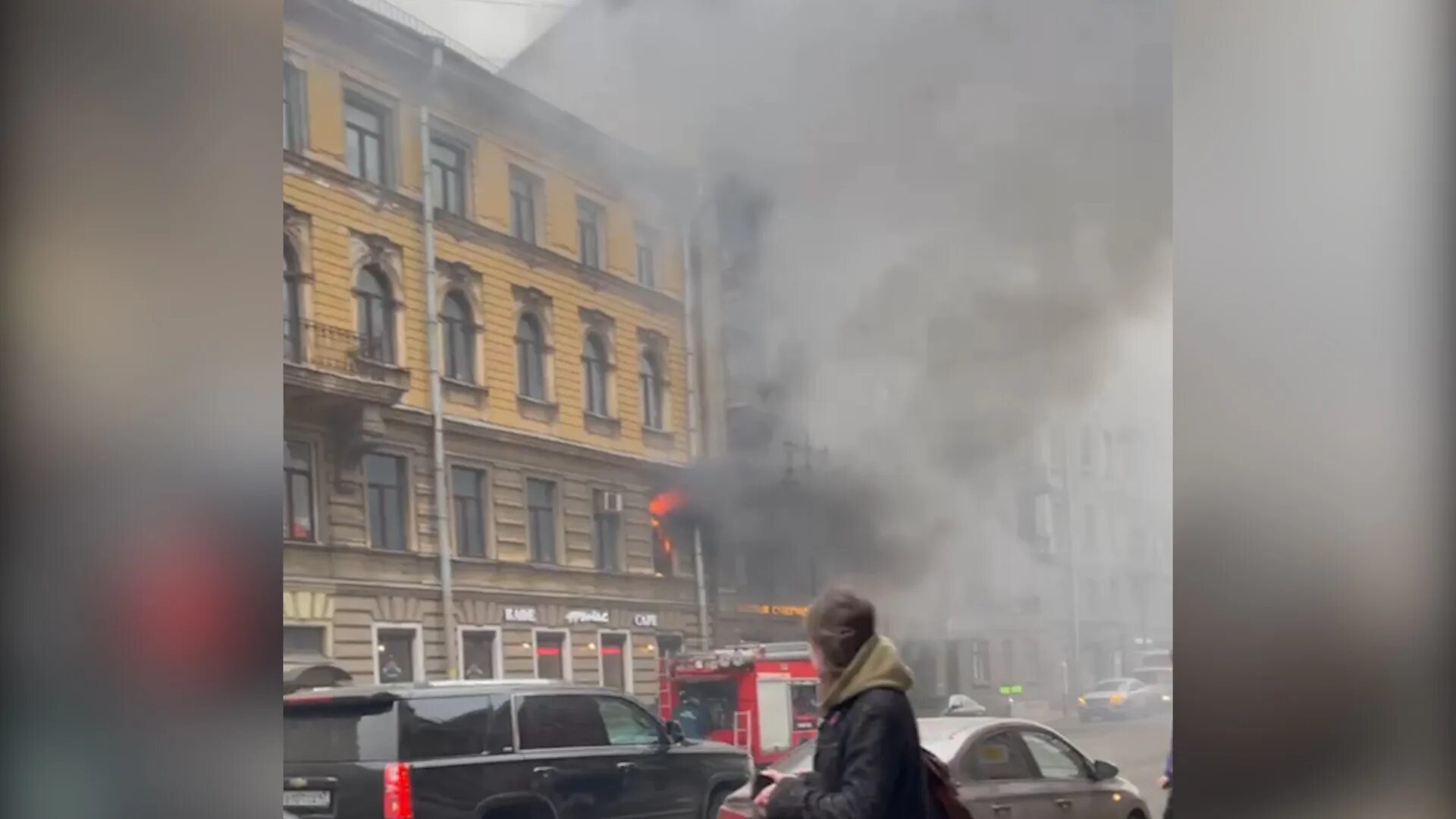 Пожар на кирочной. Пожар в Москве. Дом горит. Пожар на ул Восстания. Что горит в Санкт-Петербурге.