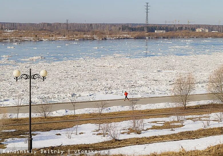 Мост в колпашево. Колпашево река обь. Ледоход томск. Камера мельничной ледоход томск. Река томь ледоход 2024.
