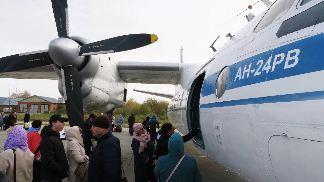 Полет на самолете тюмень. АН 24 ЮТЭЙР. АН-24 пассажирский самолёт. ЮТЭЙР карго АН 24. АН 24 ЧУКОТАВИА.