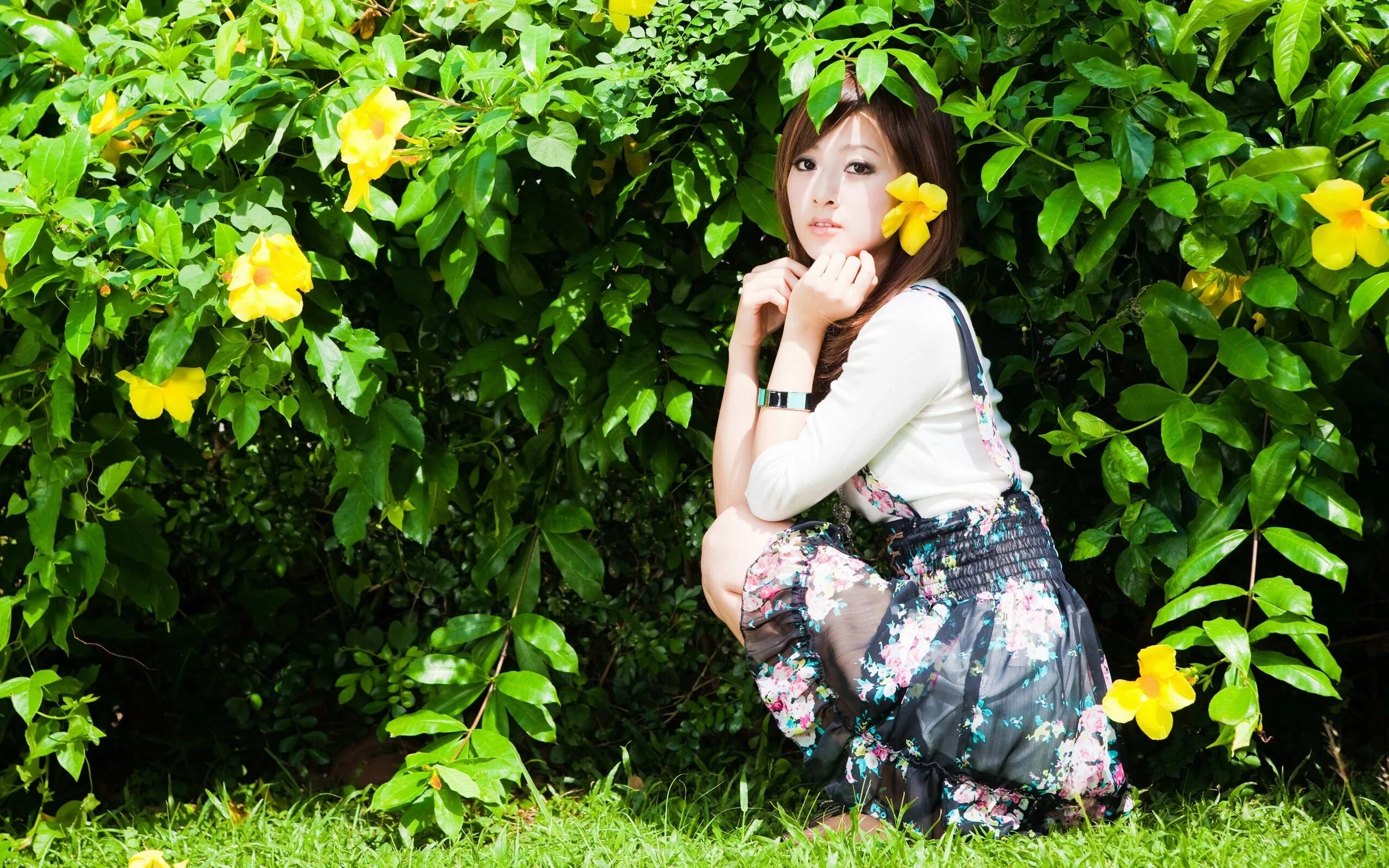 Женщина села на голову. Девушка в саду. Девочка в кустах. Красивые японки в саду. Азиатские девушки.