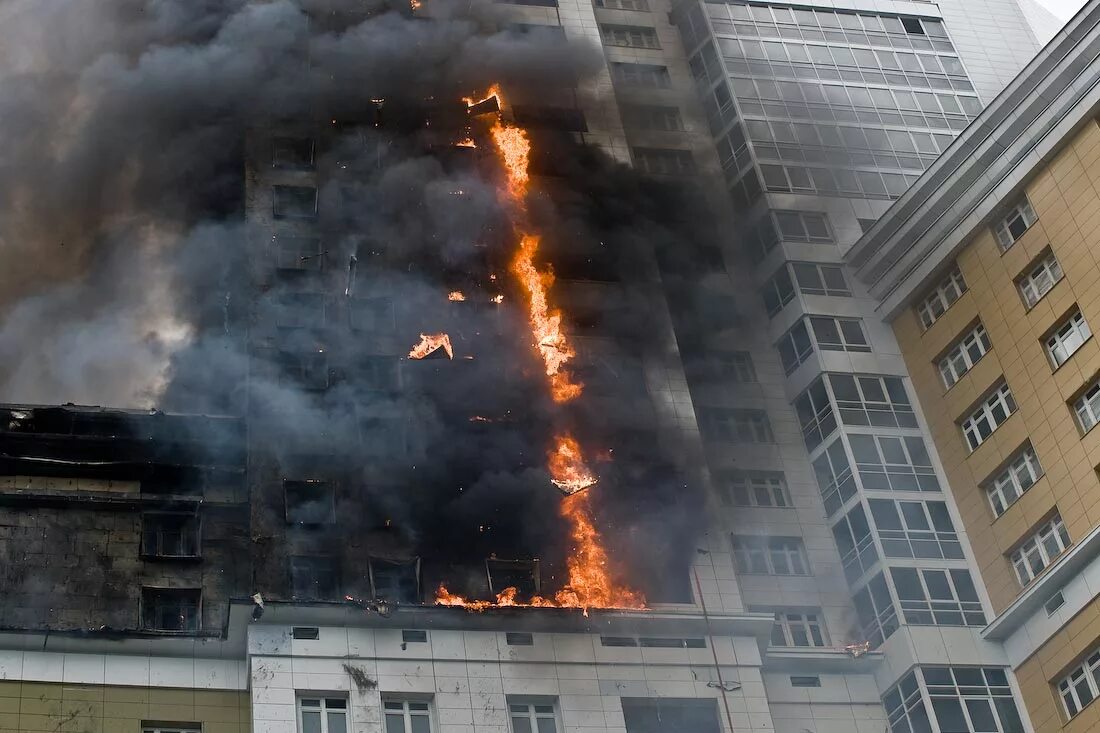 Сгорела многоэтажка. Пожар в здании. Пожар в многоэтажном здании. Пожар в высотке. Тушение многоэтажных домов.