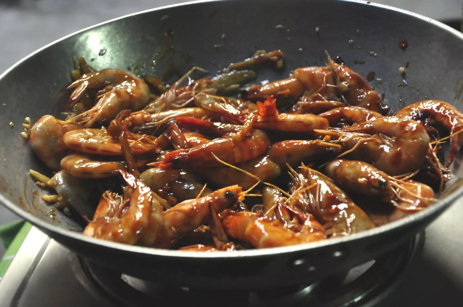 Черные креветки рецепт. Креветки в соусе терияки. соус для креветок. вкусный соус к креветкам. соус для приготовления креветок.