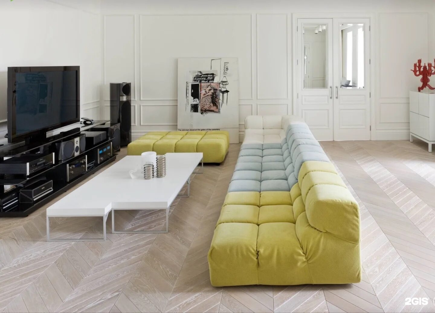 Диван посреди. Диван посреди. Диван посреди. Кухня гостиная с диваном. Диван в центре гостиной.