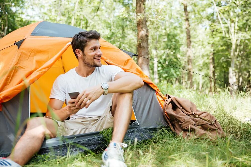 Camp men. Палатка турист. Мужчина в палатке. Образ для кемпинга мужской. Парень кемпинг.