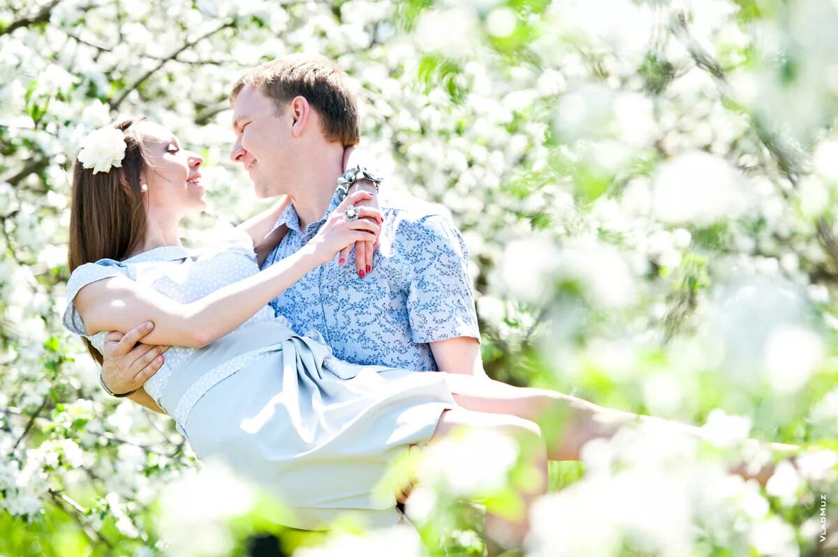 Нежная любовь молодых. Фотосессия в цветущем саду. Пара в весеннем саду. Love story в цветущем саду.