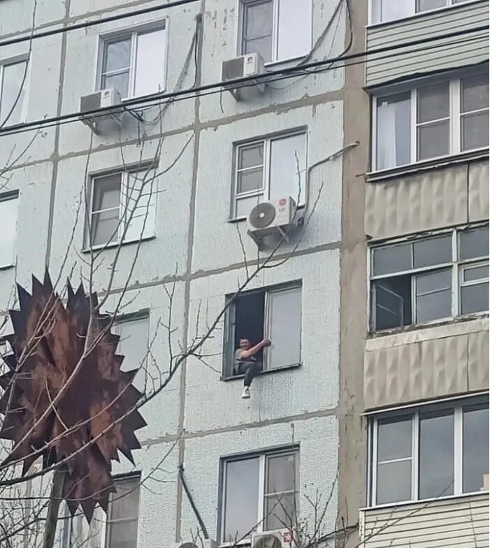 Парень выпал из окна Новочеркасске. Мальчик выпал из окна школы. Пожарные спасают жизни людей!. Парень выпал из окна на видео.