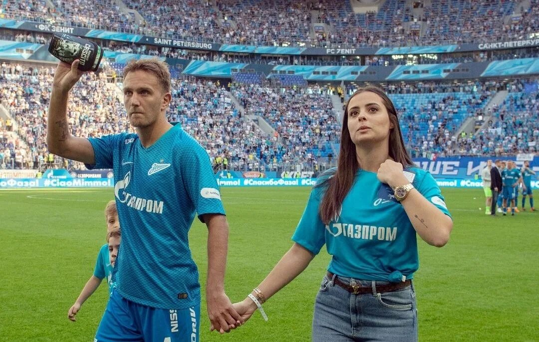 Жена зенит. Семак зенит тренер жена. Доменико кришито. Жена тренера зенита. Зенит звезда.