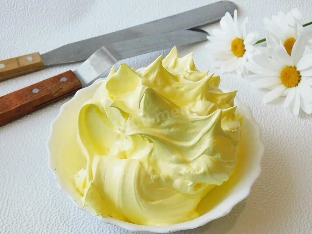 Как сделать правильный крем для торта. Масляный крем Шарлотт. Крем Шарлотт на желтках для торта. Сливочно-масляный крем. Белково масляный крем.