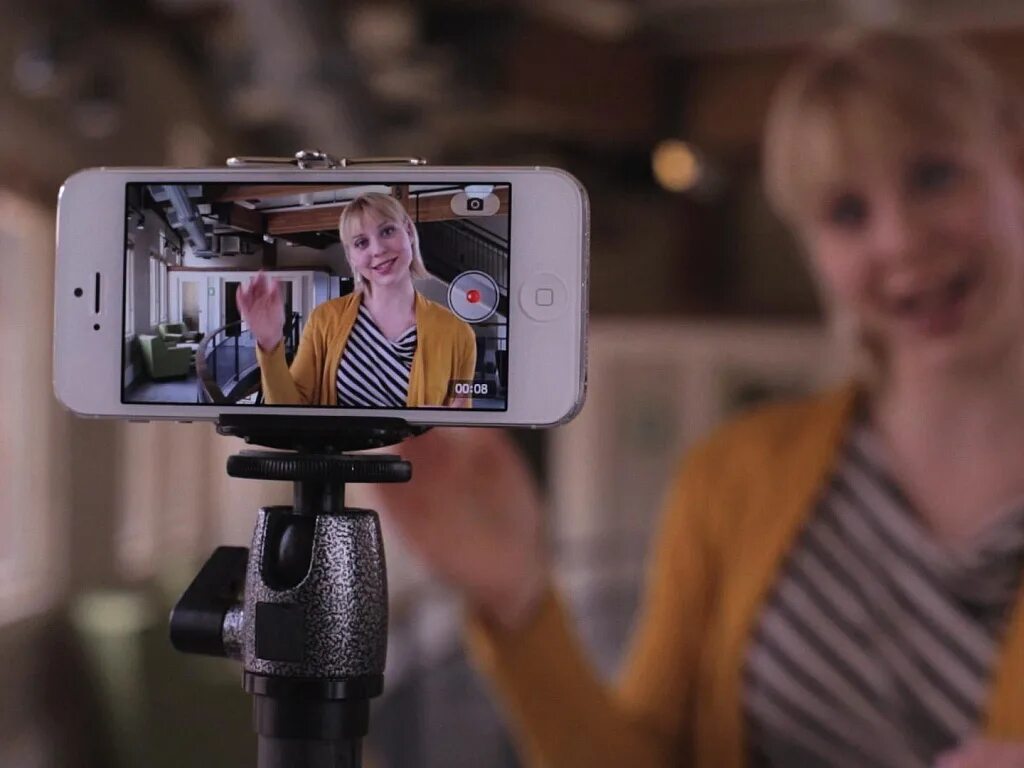 Запись видео в сеть. Видеосъемка на телефон. съемка видео на смартфон. видеоролик съемка с телефона. снимать видео.