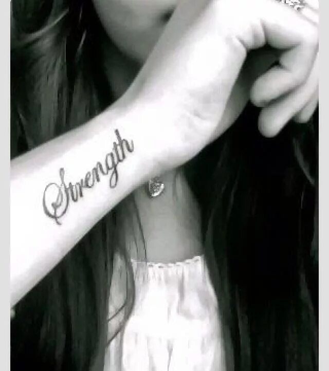 Имя на руке тату у девушек. Татуировки с именами детей. Тату с именем. Имя на руке тату у девушек. Тату с именем.