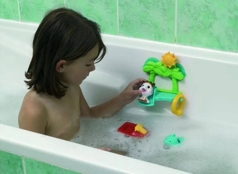 Игрушки для девочек для купания. Купается в ванной. Малышки в ванной. Игрушки для ванной для детей.
