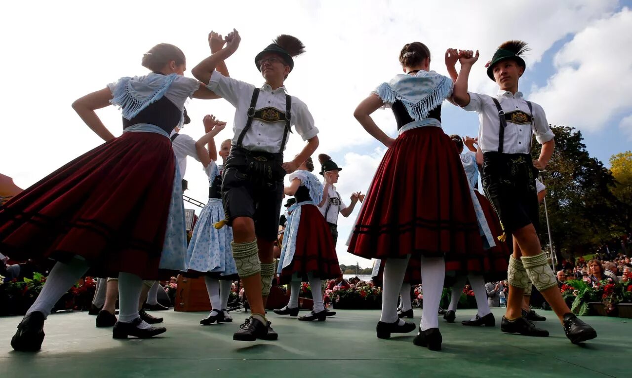 Народы германии и их основные занятия. Лендлер танец Германия. Баварский танец Октоберфест. Национальные костюмы в Германии на Октоберфест. Национальный костюм Германии 181#.