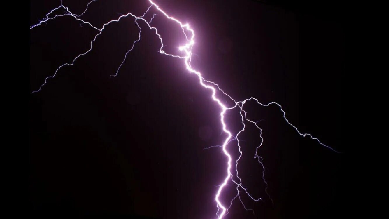 Lightning lightning разница. Прямой удар молнии. tfn lightning. struck by lightning. lightning striked man.