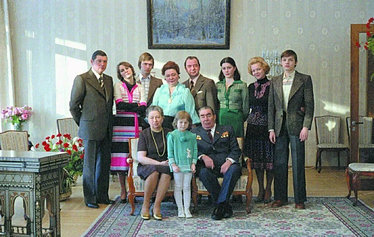 Брежнев семья. Брежнев семья. Брежнев с правнучкой галей. Брежнев семья. 1971 год брежнева в новосибирск.