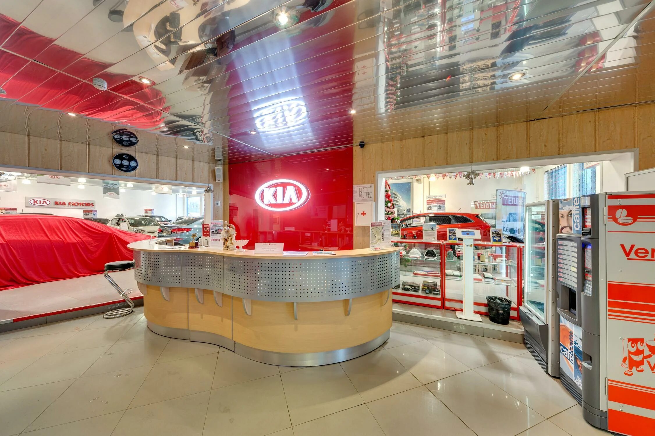 Мотосалон набережные челны. Сколковское шоссе автосалон алибина. Шаклл cfmoto. Мотоцикл фаворит. Фаворит челны набережные челны.