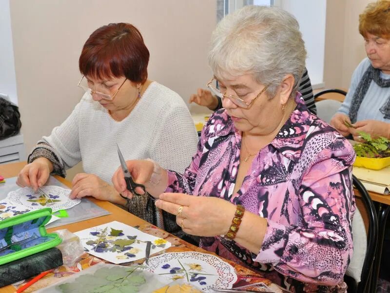 Творческого долголетия человека. Рукоделие для пожилых. Творческие кружки для пенсионеров. Декоративно прикладное искусство пенсионеров. Творческий мастер класс для пенсионеров.