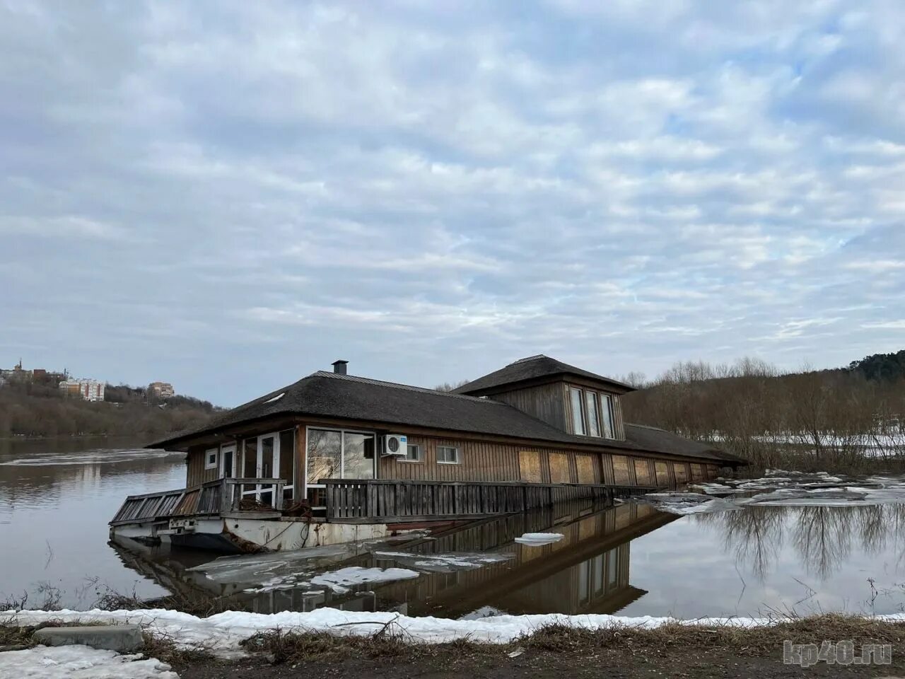 Уровень воды в обнинске сегодня. Река Калужская Турынино. Половодье в Полотняном заводе. Угра половодье. Полотняный завод паводок.