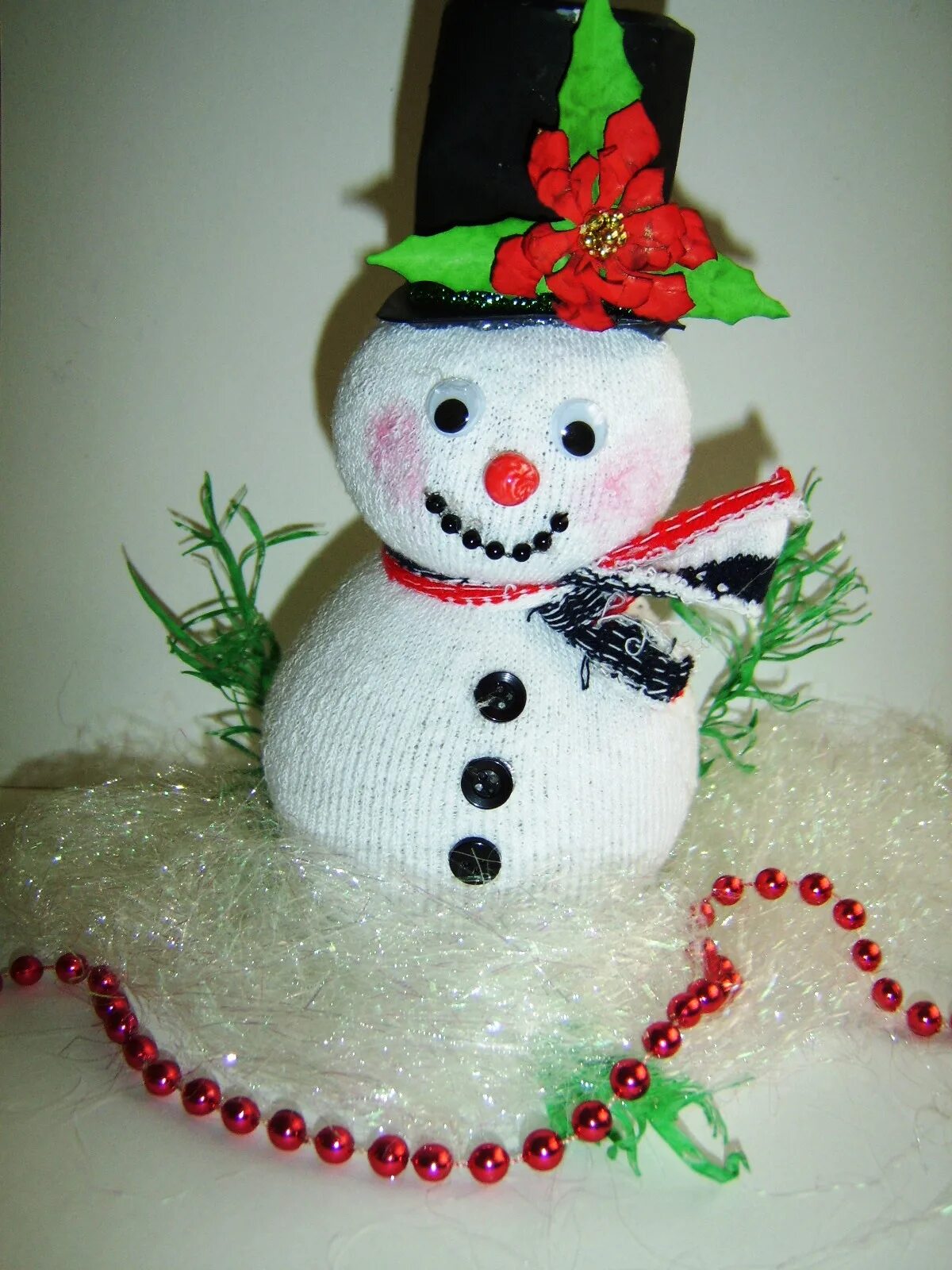 Поделка снеговик. Поделка на новый год Снеговик. Необычный Снеговик поделка. Снеговики из носков. Веселый Снеговик поделка в садик.