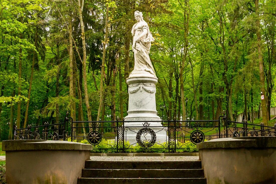 Парк является памятником. Памятник королеве луизе в советске. парк королевы луизы советск. парк якобсруэ советск. статуя королевы луизы в советске.
