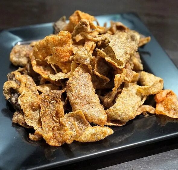 Поджаренная куриная кожица. Жареная свиная кожа. Блюда во фритюре. Жареной кожи. Жареной кожи.