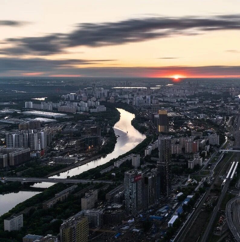 Смотровая москва. Смотровая площадка выше только любовь. Смотровая москва. Воробьёвы горы смотровая площадка. Парк воробьевы горы москва.