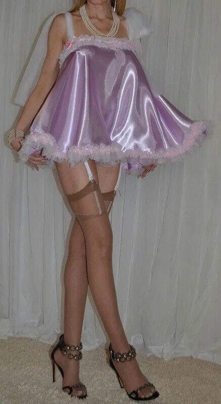 Трансвеститы в атласных платьях. Crossdresser в шелковом платье. Sissy satin. Кроссдрессер в шелковом платье. Сисси кукла.