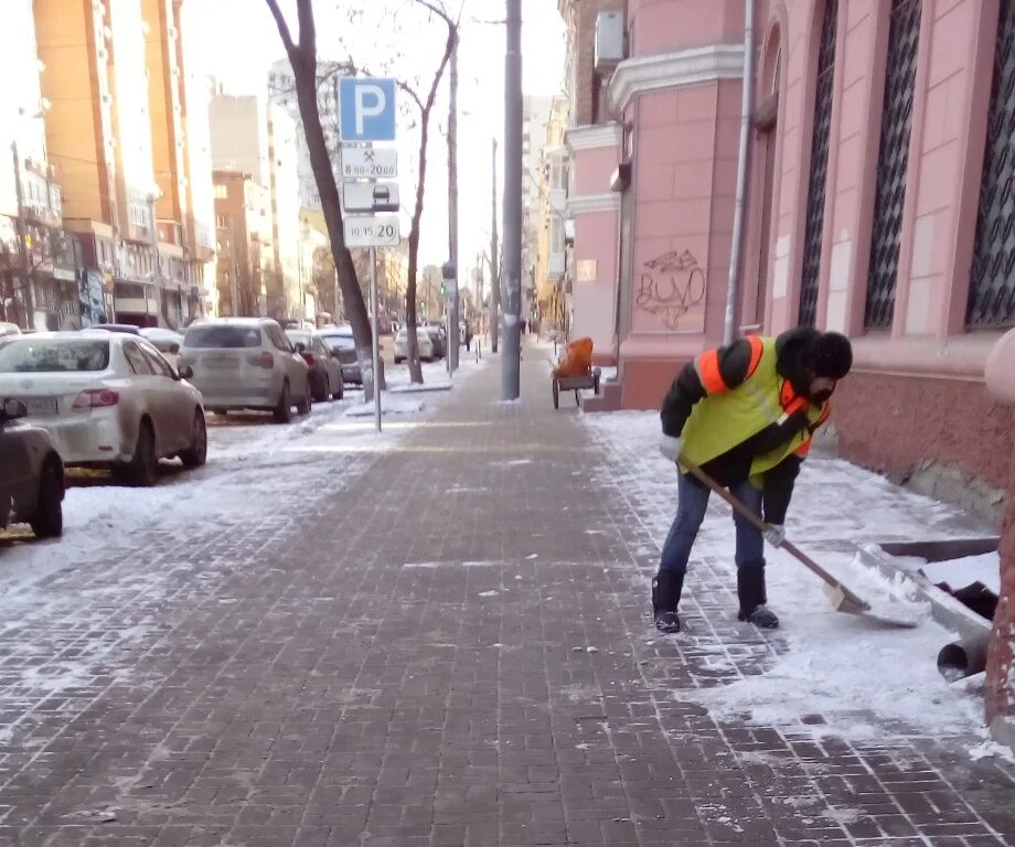 Очистки в ростове на дону. Очистка тротуаров от снега. Снег на тротуаре. Очистка дорожек от наледи. Расчищенный тротуар.