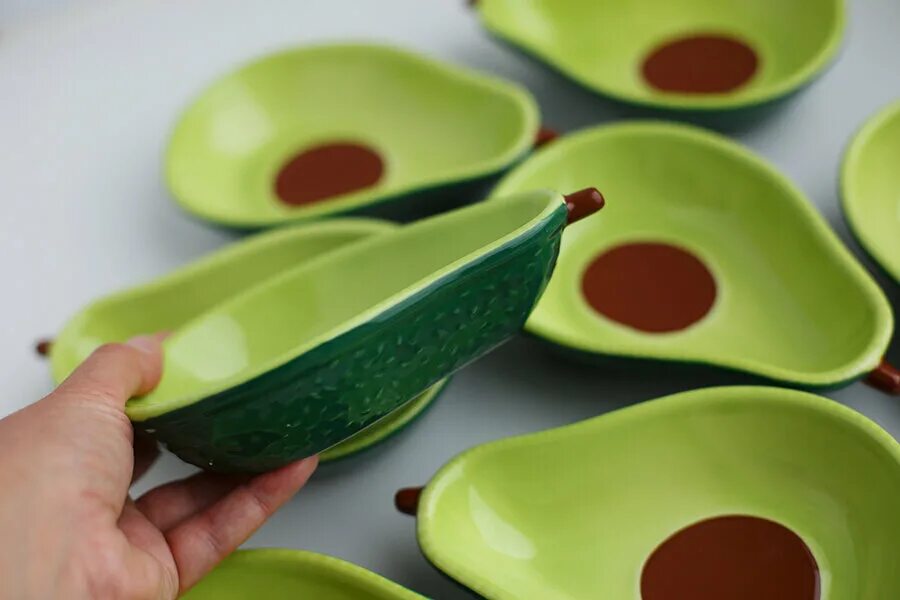 тарелка в виде авокадо. авокадо тарелка гончарная мастерская. тарелка авокадо из керамики. менажница авокадо керамика. миска авокадо.