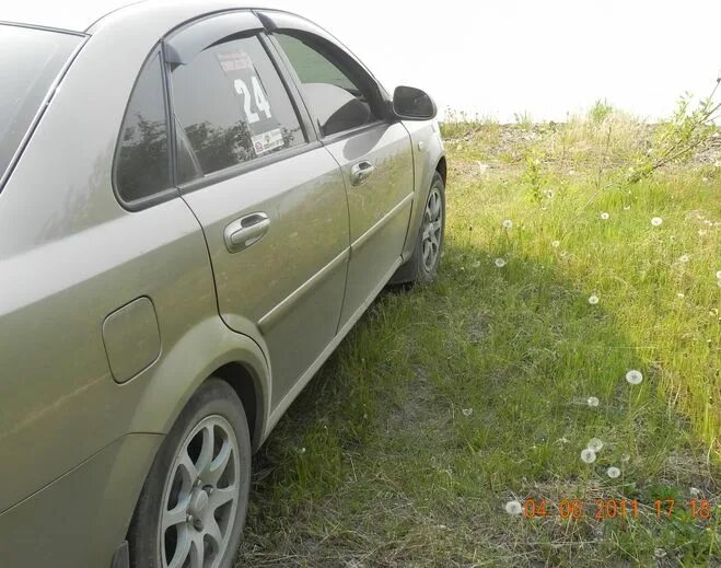 Машина белого цвета грязная. 3d коврики в мерседес w213. 3d полики мерседес с200. Грязное платье. Polo sedan 2012 грязный.