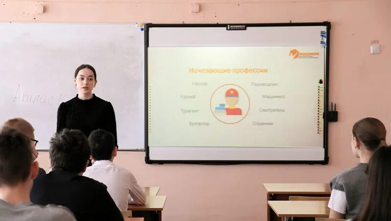 Отзывы образование екатеринбург. Maximum Education колледж. Представитель maximum Education. Maximal Education колледж.