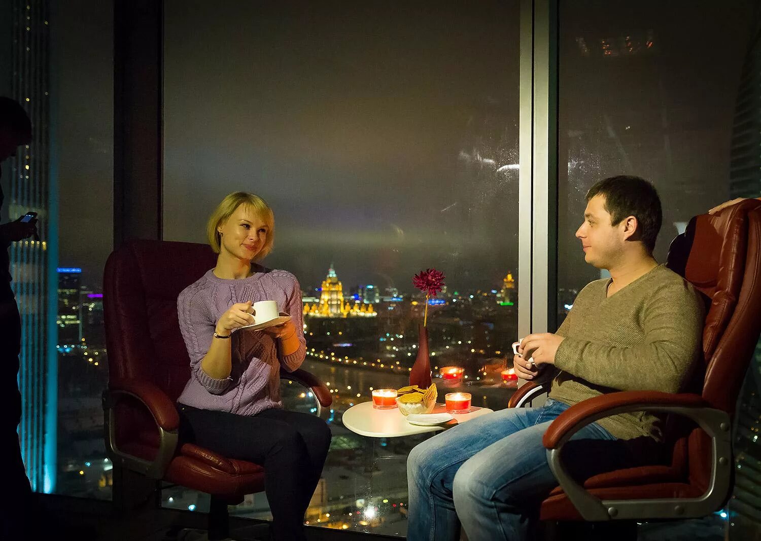Романтичные места для влюбленных. Романтический ужин на крыше. Москва сити свидание для двоих на 63 этаже. Куда в москве можно сходить на свидание. Свидание в отеле москва.