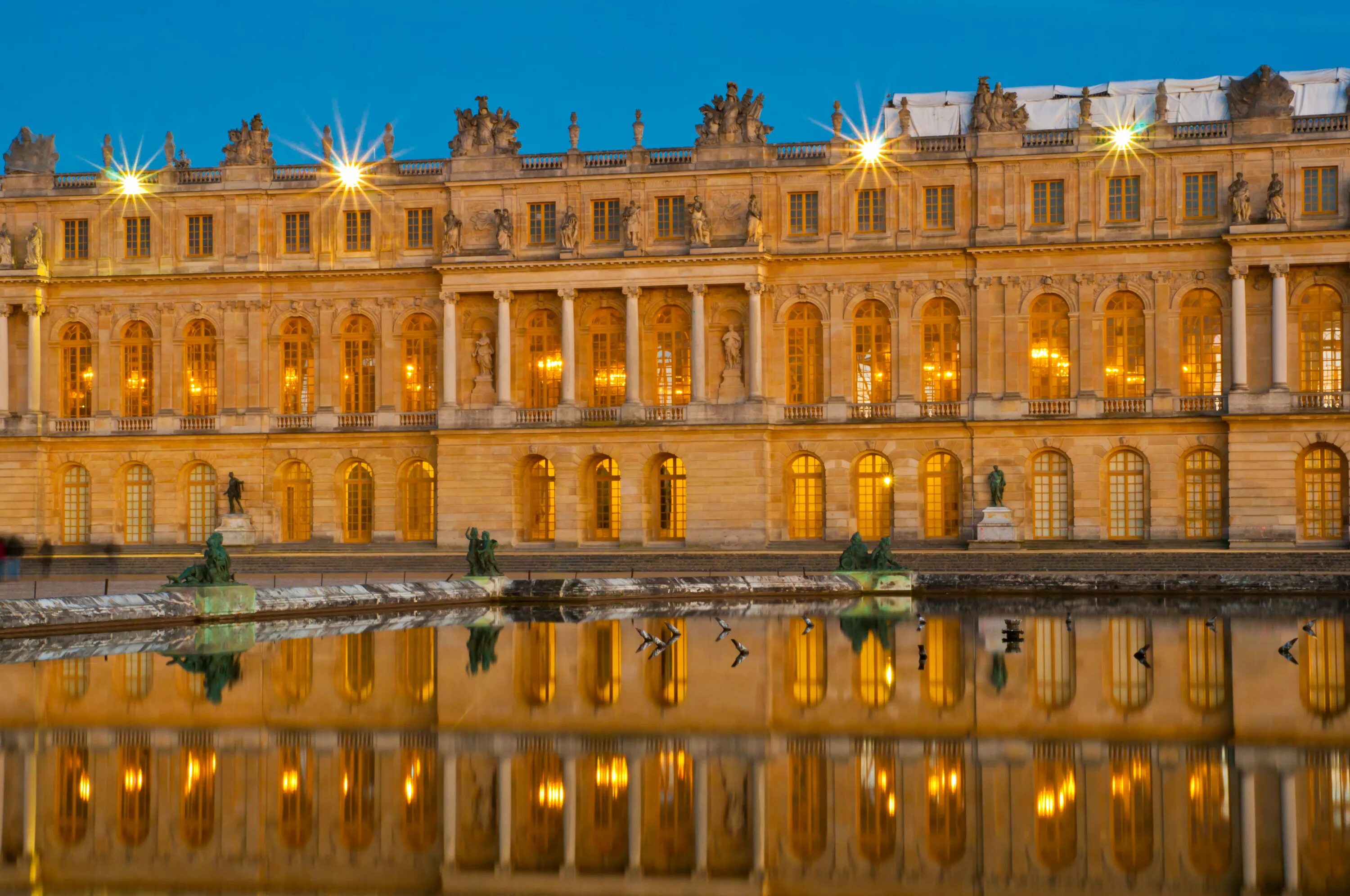 Версаль билеты. Королевский двор Версальского дворца. Замок Версаль (Chateau de Versailles). Мраморный двор Версальского дворца. Версальский дворец ночью.