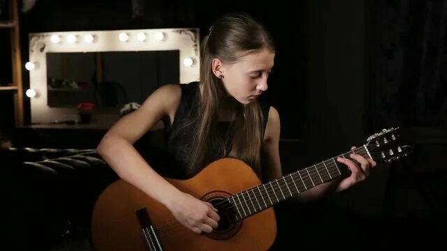 Блинкен играет на гитаре видео. Девушка виртуозно играет на гитаре.