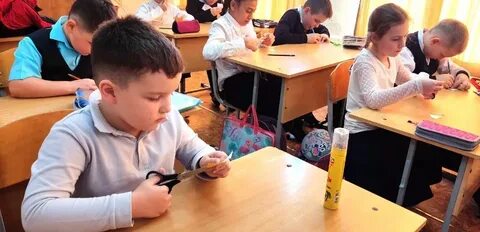 Школьники изготавливают