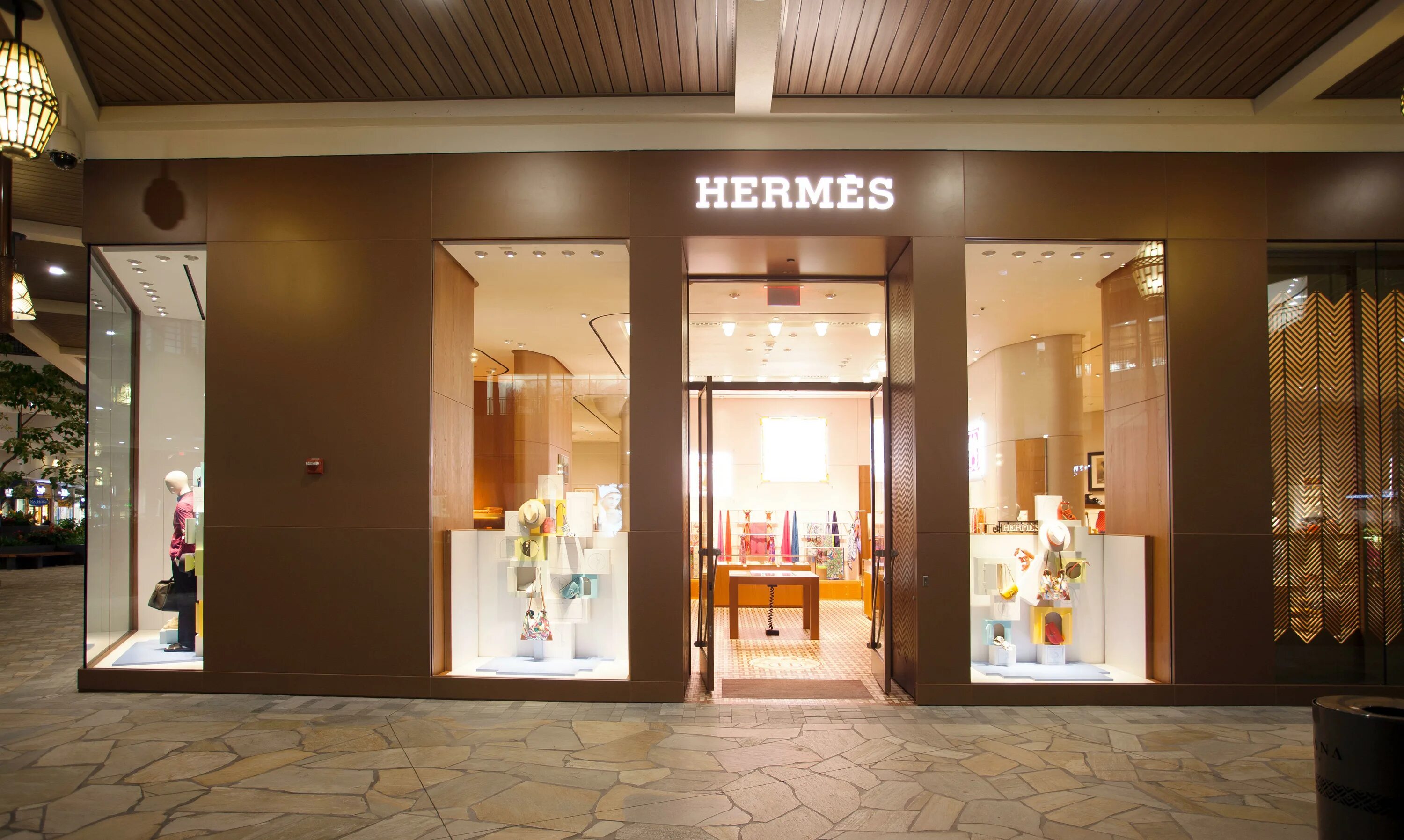 Гермес товар. Бутик Hermes. Hermes магазин. Эрмес магазин. Первый магазин Hermes.